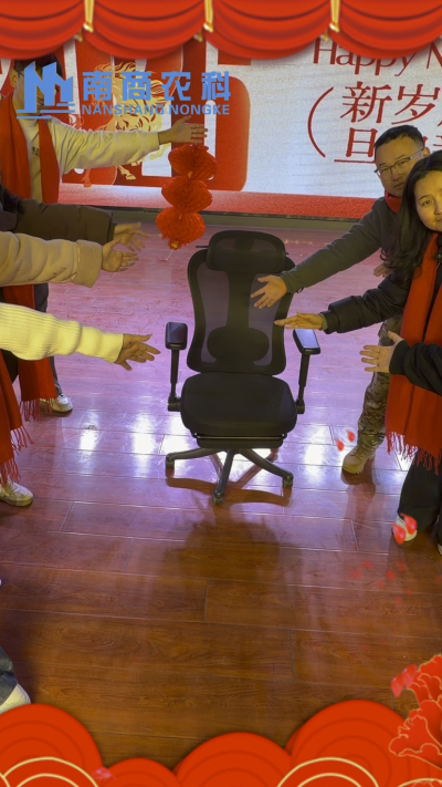 🎇 元旦快乐，温暖相伴 🎇时光匆匆，感恩 2025 年每一份支持与陪伴！从猪场到工厂，南商农科的成长，离不开每一位合作伙伴与家人的信赖！2026 年，我们将继续以贴心服务和硬核设备，陪您一路前行，养殖